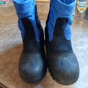 Itasca snow rain boots sz 6 Black Blue Colors Inside Foot Zip Up